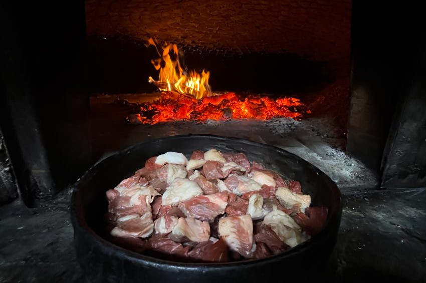 Taş Fırında 6 saatte pişen lezzet:  Tavşanlı güveci