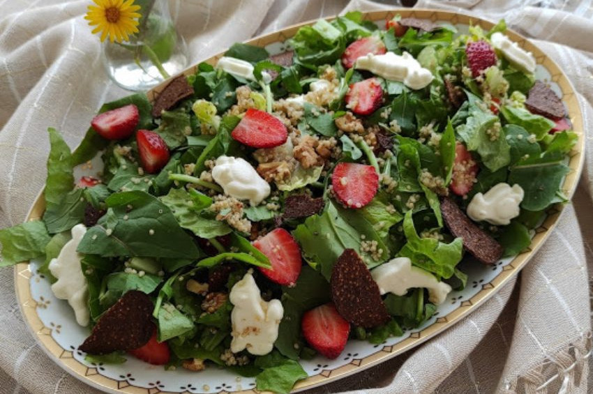 Peynirli Kionalı Salata Tarifi