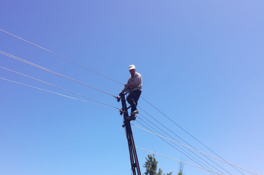 Niye çıktığı bilinmeyen direkte mahsur kaldı!