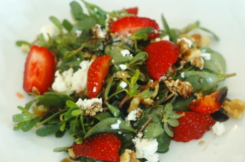 Çilekli semizotu salatası tarifi