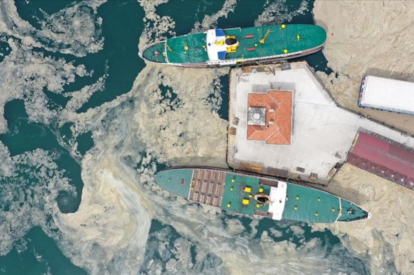 Müsilaj Marmara Denizinin dibini de boyamaya başladı