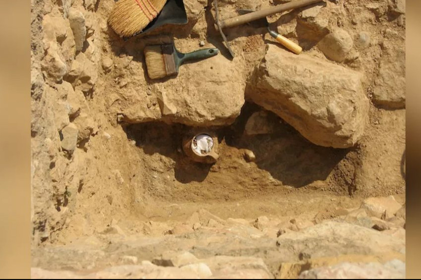 Atinada 2300 yıllık lanet kavanozu bulundu