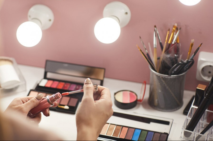 Uzun ömürlü ve suya dayanıklı kozmetikler kanser riski taşıyor