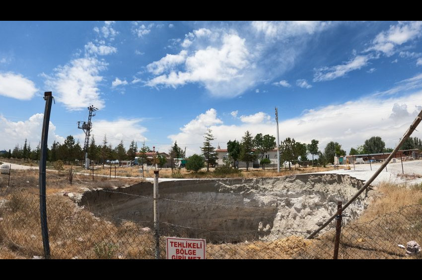 Konyada obruklar yerleşim alanı sınırlarına dayandı