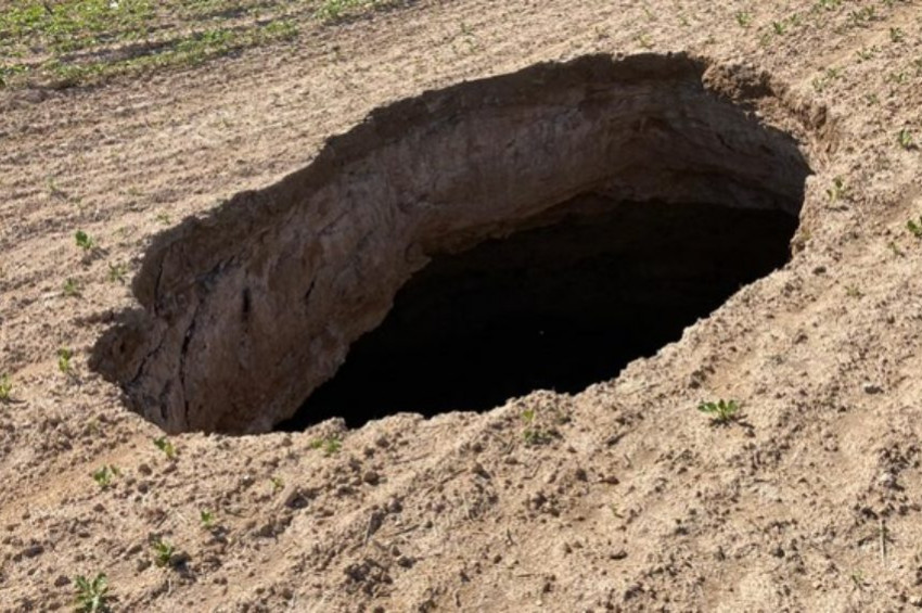 Konyada 15 metre derinliğinde yeni obruk oluştu