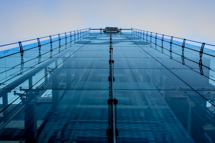 Düşen asansörde zıplayarak canlı kurtulmanın formülü