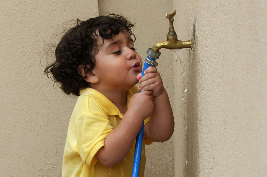 Az su içirilen çocuğu bekleyen 3 tehlike