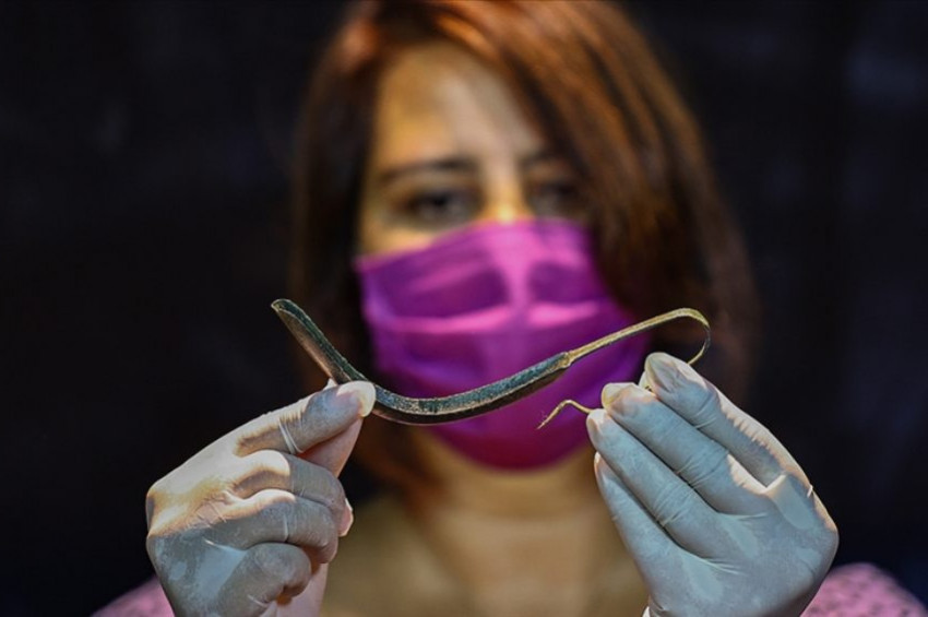 İzmir Arkeoloji Müzesi ünlü glatyatör aleti strigilisi tanıttı