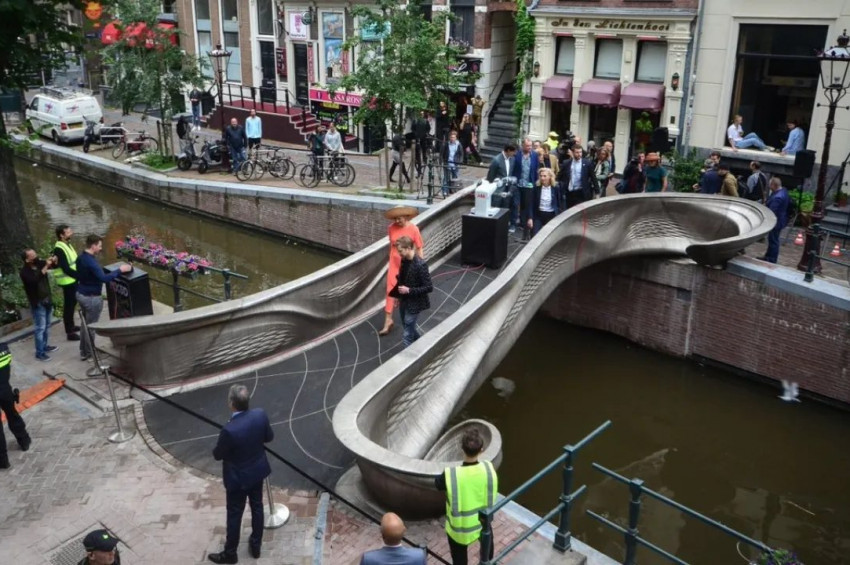 Dünyanın 3D yazıcıdan çıkan ilk çelik köprüsü hizmete açıldı