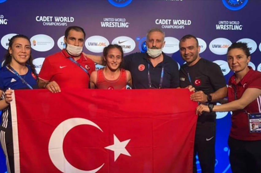 Yıldız Milli güreşçi Selvi İlyasoğlu yıldızlarda dünya şampiyonu oldu