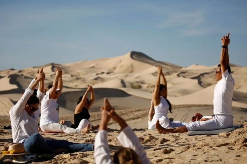 Pandemi kurbanları anısında çölde umut yogası yapıldı