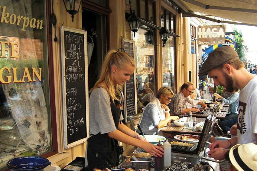 İsveçli gençler yaşları 18 olmadan evden ayrılıyorlar