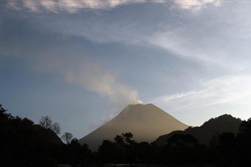Merapi Yanardağı lav püskürttü