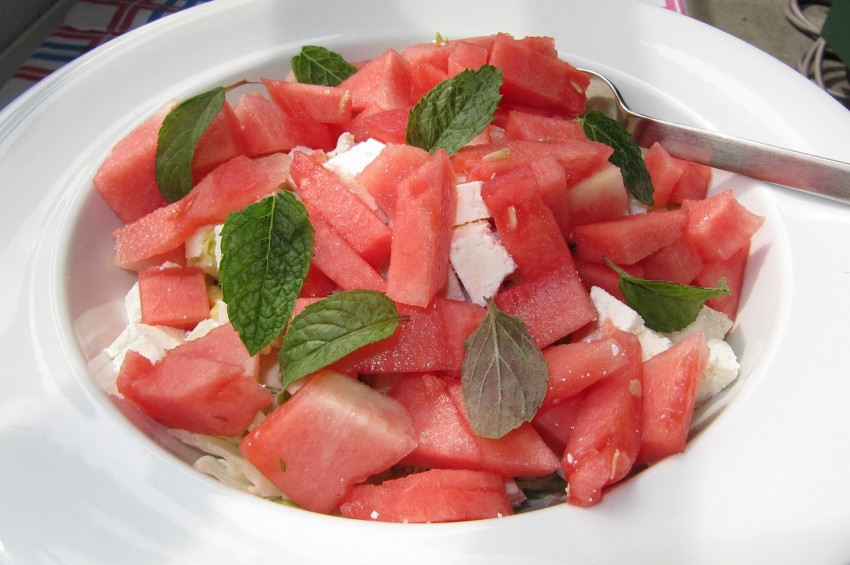 Karpuzlu Peynirli Salata tarifi