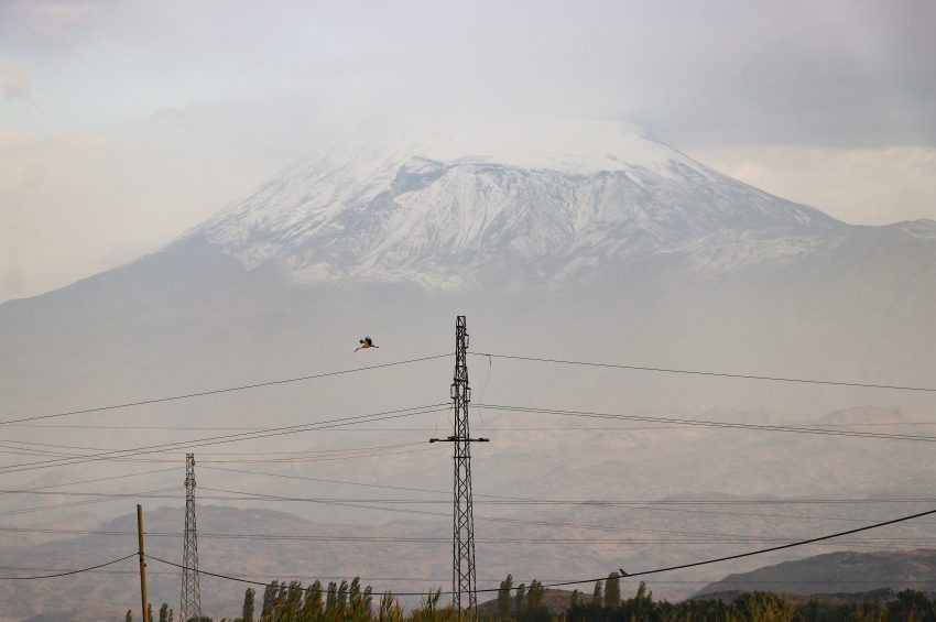 Ağrı Dağına mevsimin yılın ilk karı yağdı