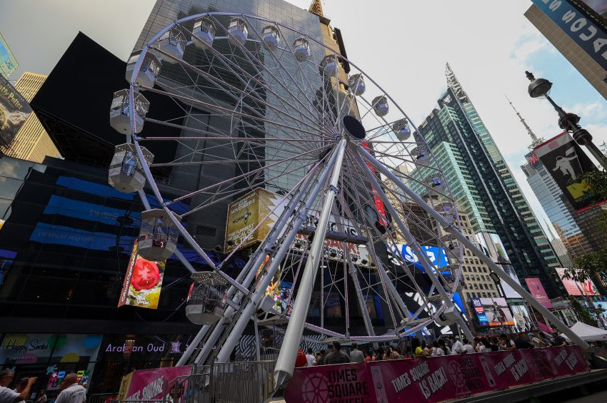 Times Meydanına dönme dolap kuruldu