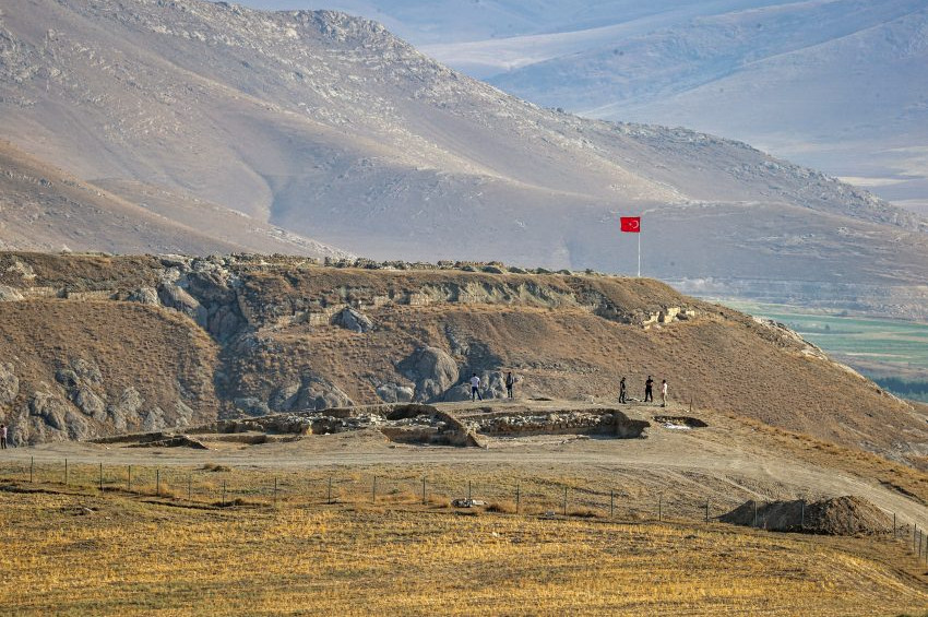 Vanda köpeği, atları, sığırı ve koyunuyla gömülmüş Urartulu mezarı bulundu
