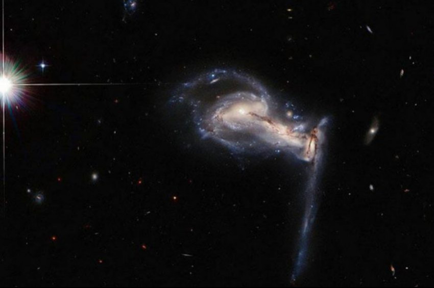 Hubble üç galaksinin nasıl birleştiğini görüntüledi