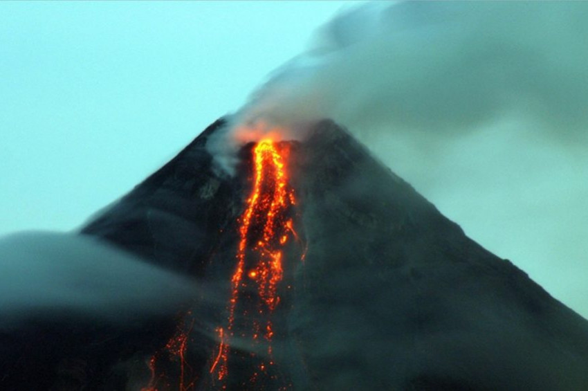 Alaskada 3 yanardağ birden faaliyete geçti
