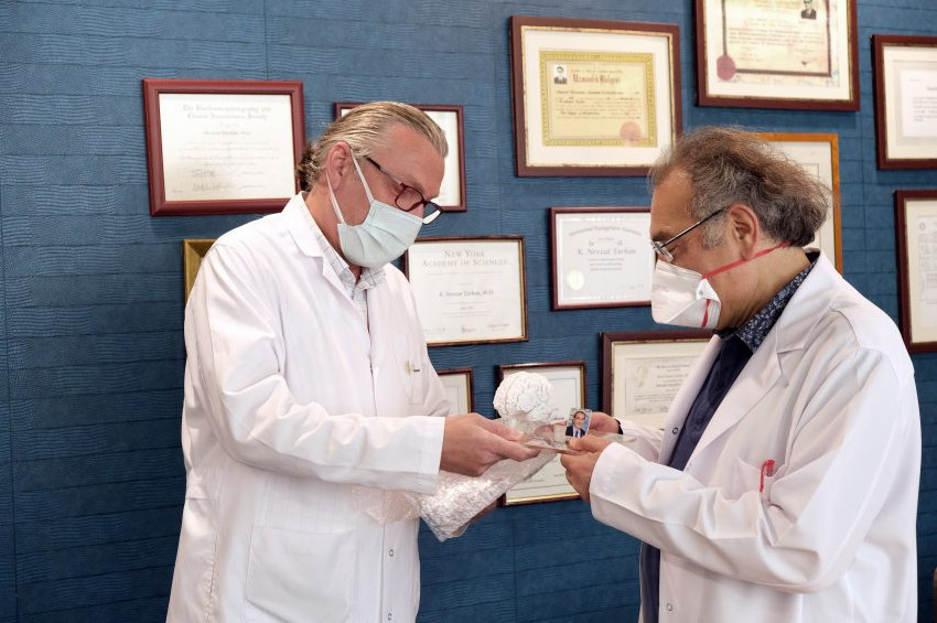 Prof. Dr. Nevzat Tarhana kendi beyni hediye edildi!