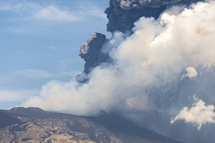 Etna Yanardağı yine kükredi