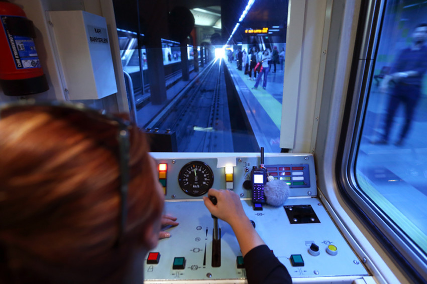 Ankarada metro ve otobüs sefer saatleri 1 saat uzatıldı