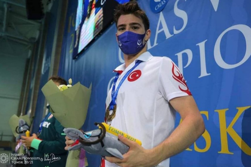 Yüzücü Derin Toparlak, 5 bin metre su üstü yarışında dünya şampiyonu oldu.