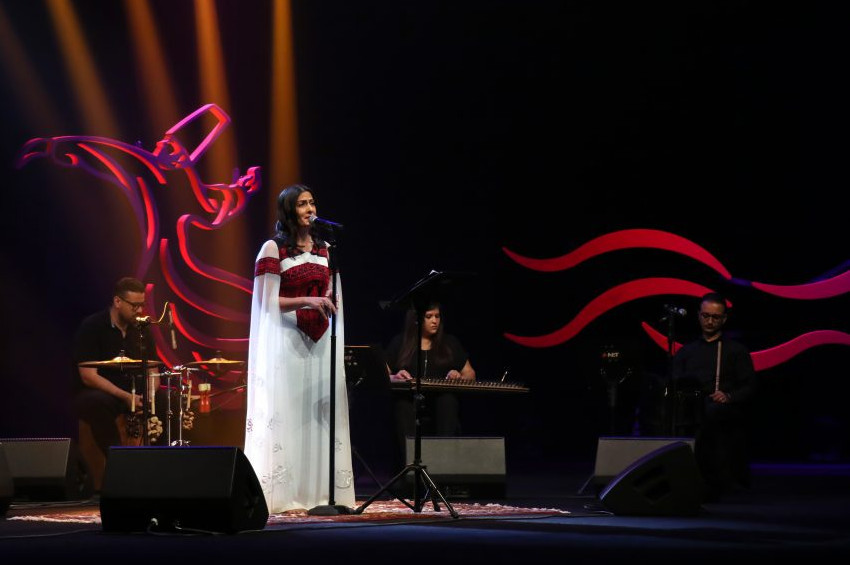 Mistik Müzik Festivalinin beyaz pelerinli prensesi ayakta alkışlandı