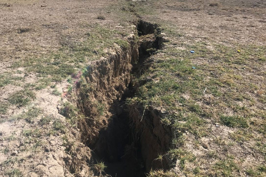 Konya Ovasındaki yarıklar evleri tehdit etmeye başladı