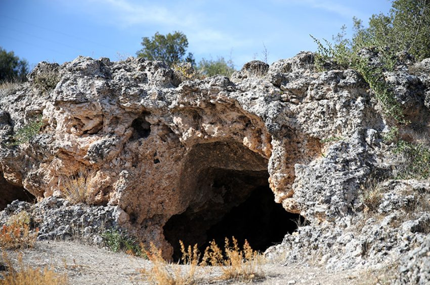 Uşakta duvarları motifle süslü 400 kaya mezarı bulundu