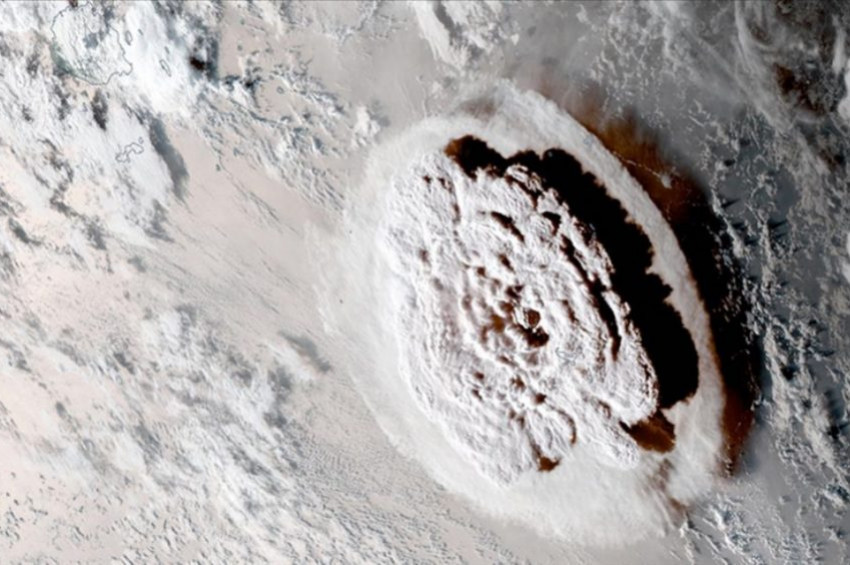 Tongada yanardağ patladı, Japonyada tsunami oluştu