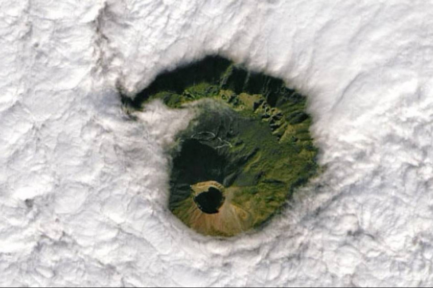 Vezüv Yanardağı, uzaydan böyle görünüyor