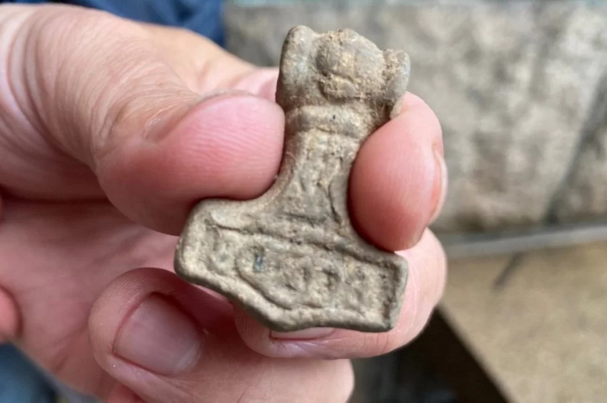 Thor’un çekici şeklinde amulet bulundu
