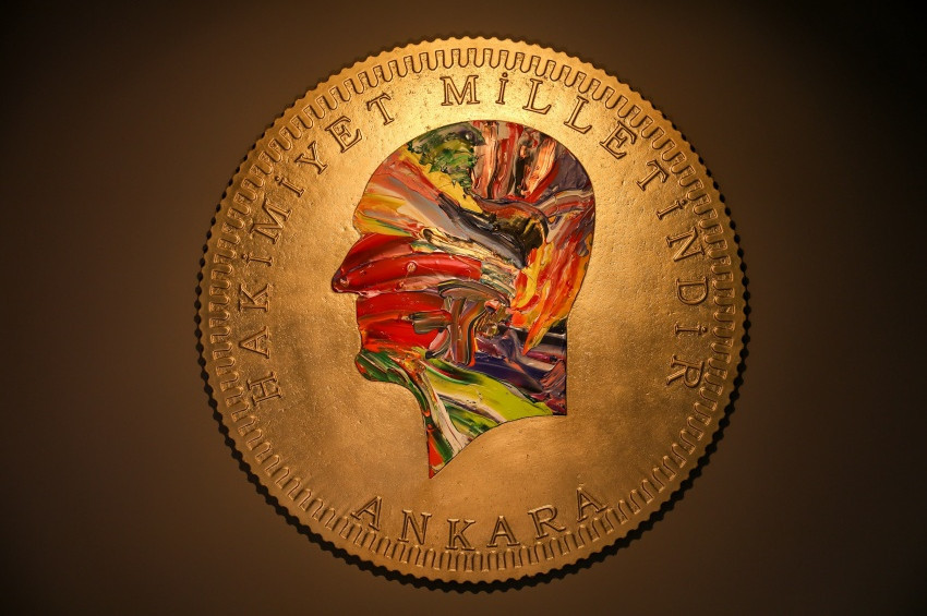 Atatürk’ün hayatını Cumhuriyet Altınına resmetti