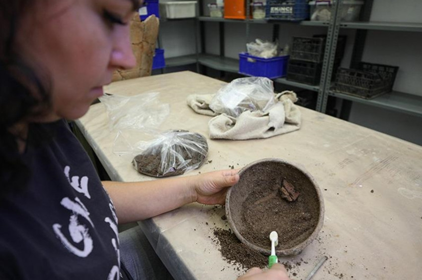 İzmirte  5 bin yıllık etli yemek kalıntısı bulunan kase bulundu