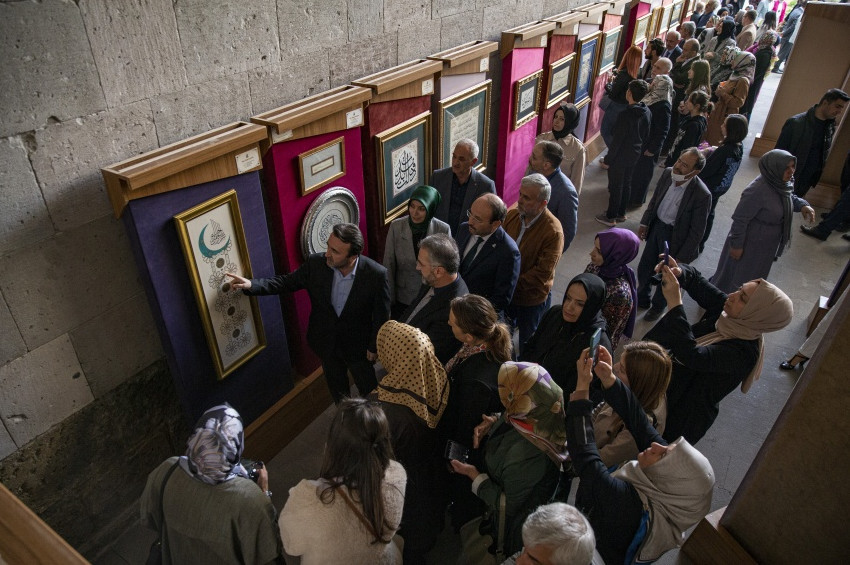 Erzurumdaki Çifte Minarede Hüsnühat Sergisi açıldı.