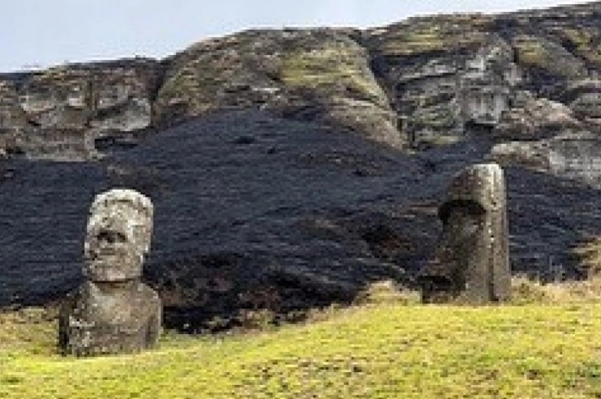 Paskalya Adasındaki yangın Moaileri de yaktı