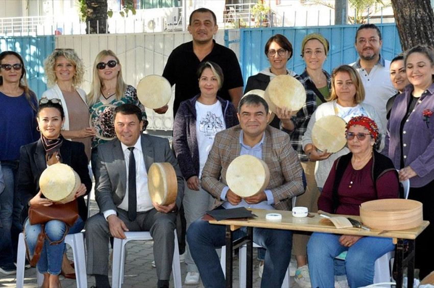 Fethiyede öğretmenlere yerel müzik aleti delbek çalmak öğretiliyor