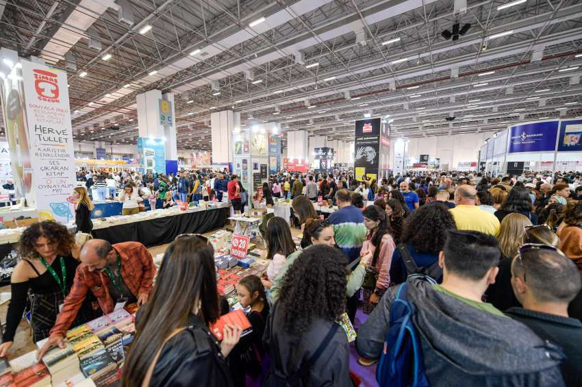 İzmir Kitap Fuarı yoğun ilgi gördü