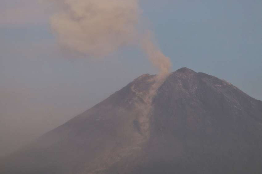 Endonezyadaki Semeru Yanardağı patladı