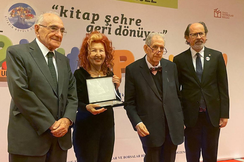 TÜYAP İstanbul Kitap Fuarının onur yazarı Nazlı Eraya özel gece