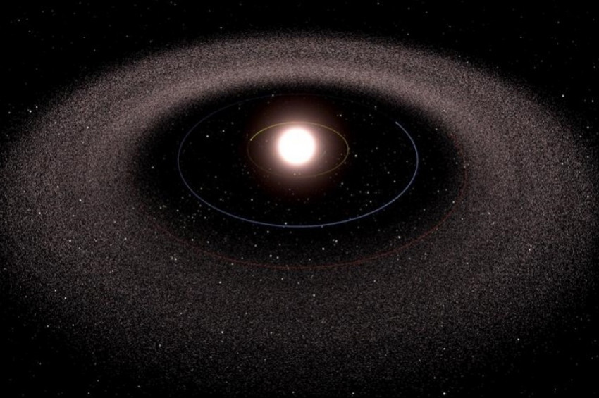 Kozmik toz bulutunun altından dev kara delik çıktı