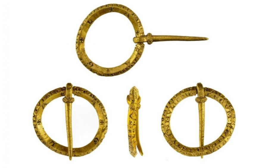 İngiltere’de Ortaçağdan kalma tılsımlı altın broş bulundu