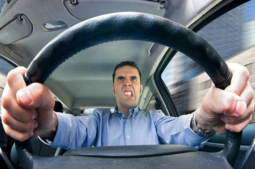 Direksiyon başında öfkelenince ne yapmalı?