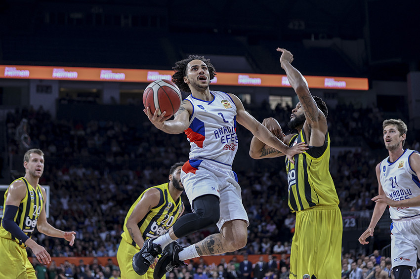 Anadolu Efes, Fenerbahçe Bekoyu 103-92 yendi