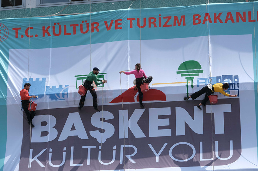 La Passagersın akrobat ressamları Ankaralıları büyüledi