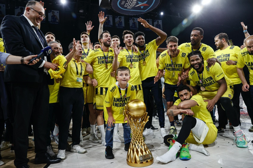 Fenerbahçe Anadolu Efesi 92-80 yenerek şampiyon oldu