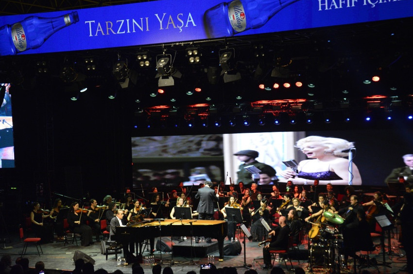 Bursa Festivali Fahir Atakoğlu konseri ile başladı