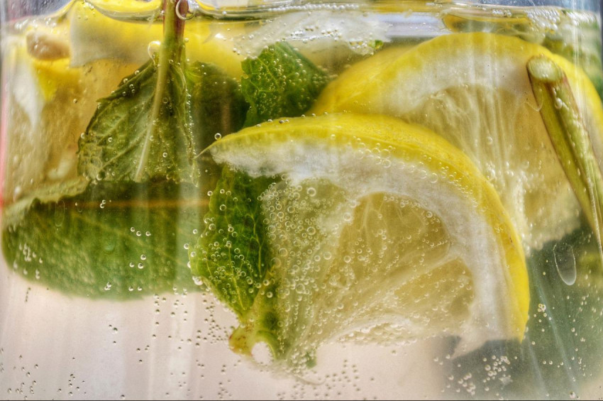 Yazın yeterli su içip içmediğinizi idrar renginden anlayabilirsiniz