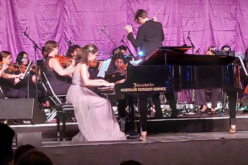 Ayşe Cemre 15 yaşında Salzburg Filarmoni Orkestrasıyla konser verdi